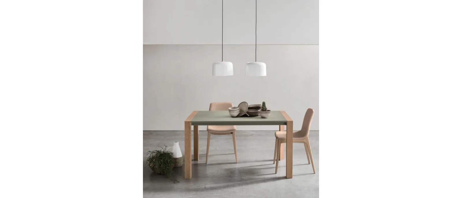 Mikado is an extendable table available with a top and extension of either lacquered