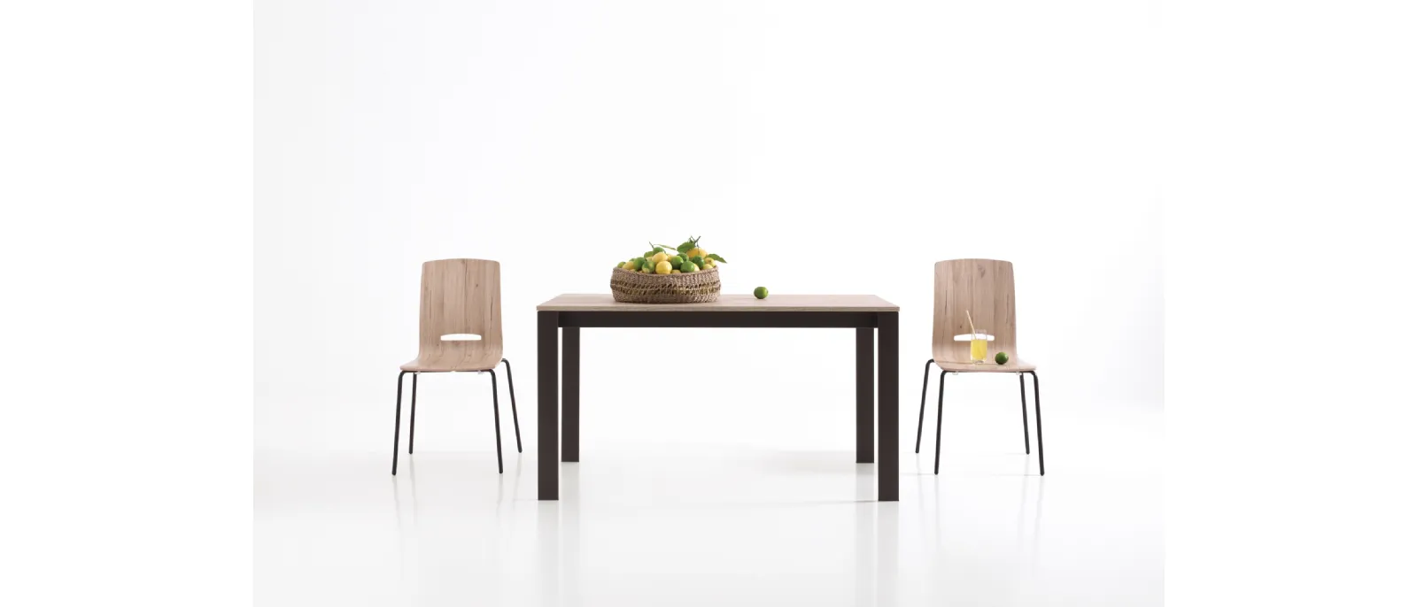 Simple extendable table by Pointhouse