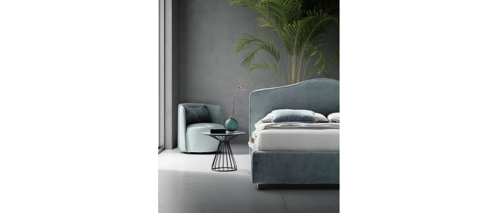 Bed with upholstered padded fabric and shaped headboard from the brand Letto of Le Comfort. It is available