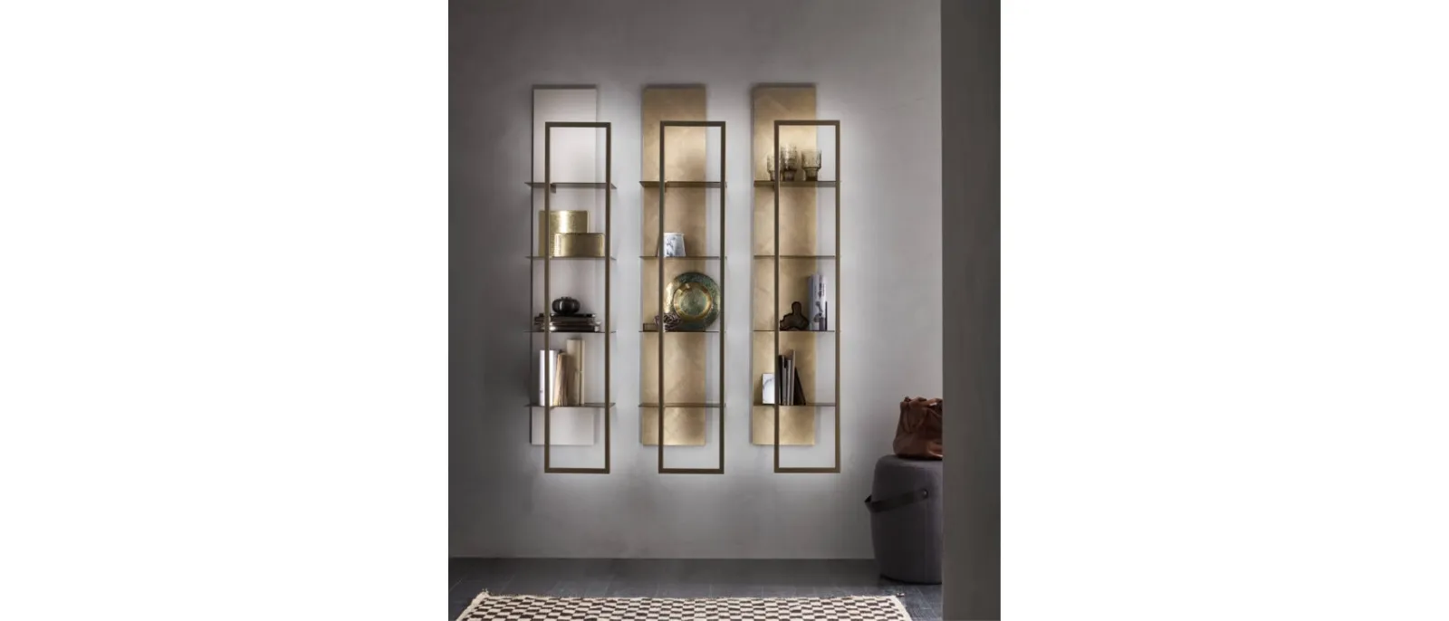 This shelf belongs to the range of modular shelves that is