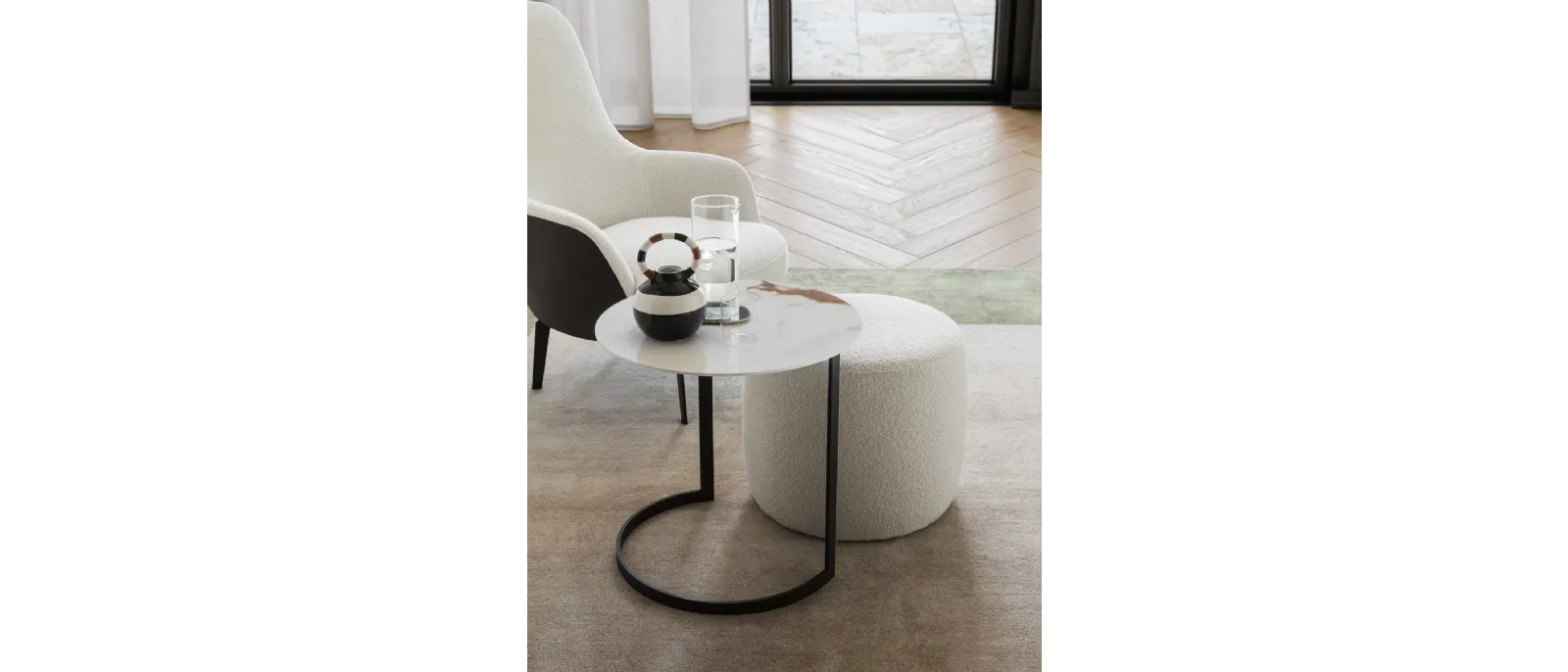 The elegant and refined coffee table designed by Antonio Citterio for the brand Le Comfort is called 