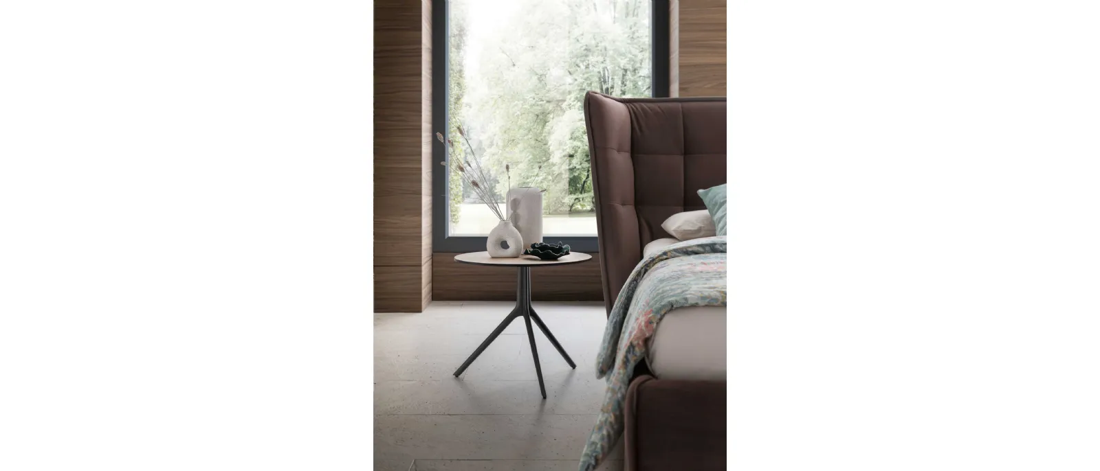 Silky table has two models with different sizes
