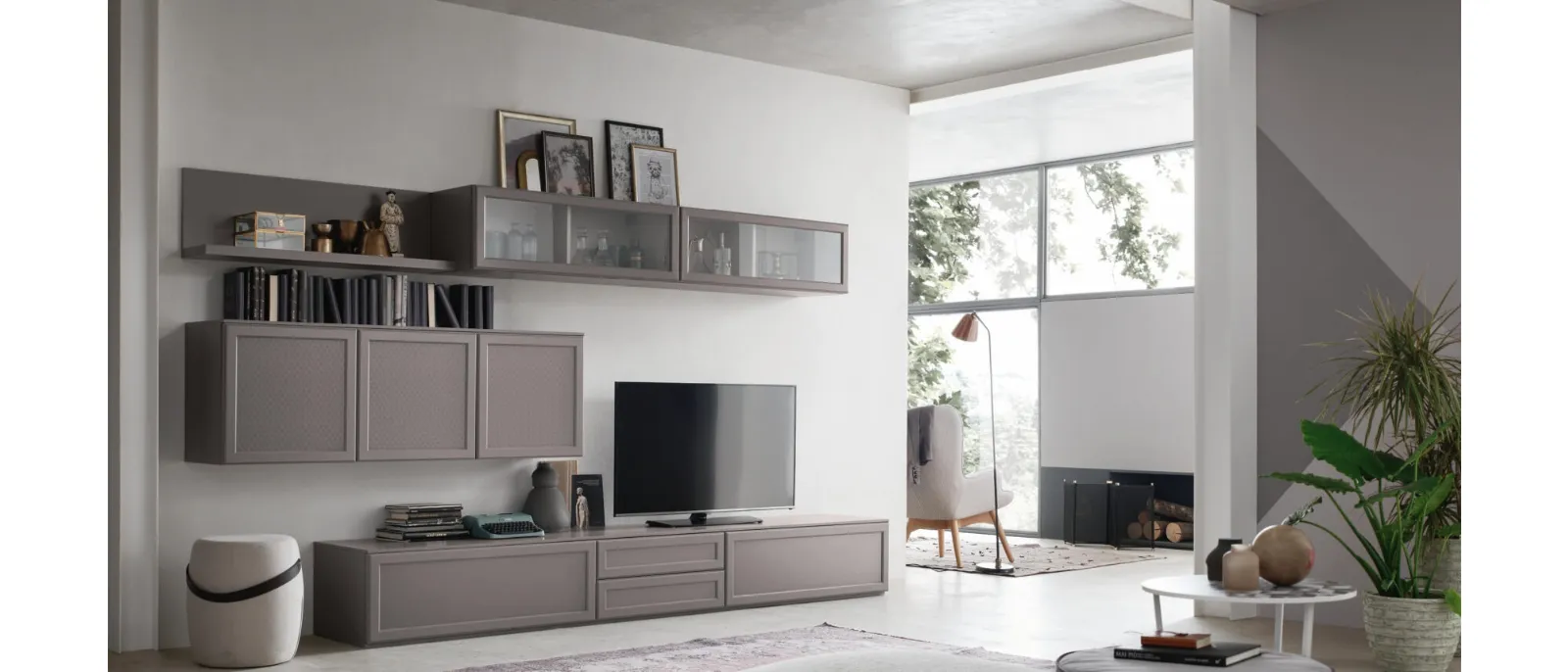 The wall unit is equipped with a series of practical elements that allow you to organize the