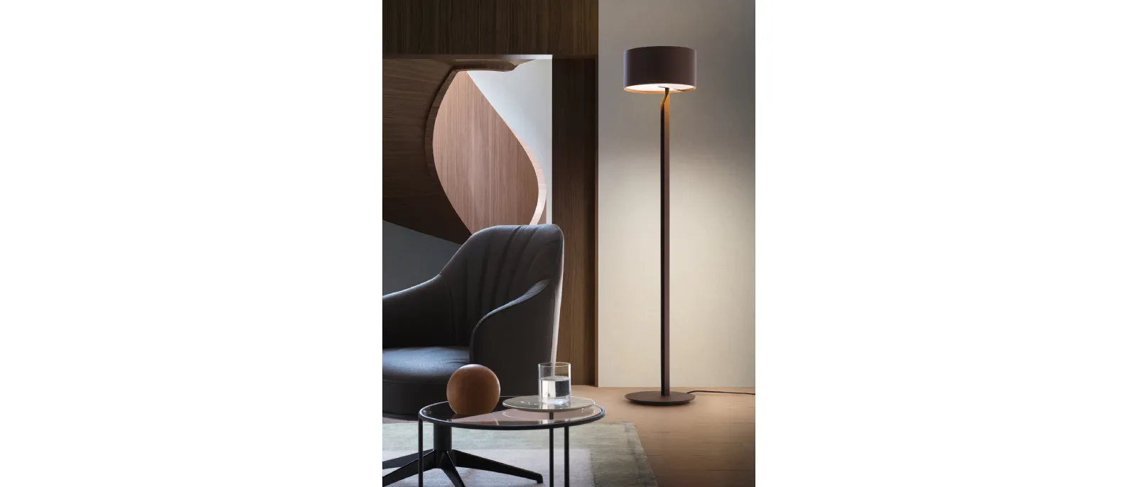 Design Alberto Castelli for Le Comfort. The lampshade of this lamp from the floor to metal