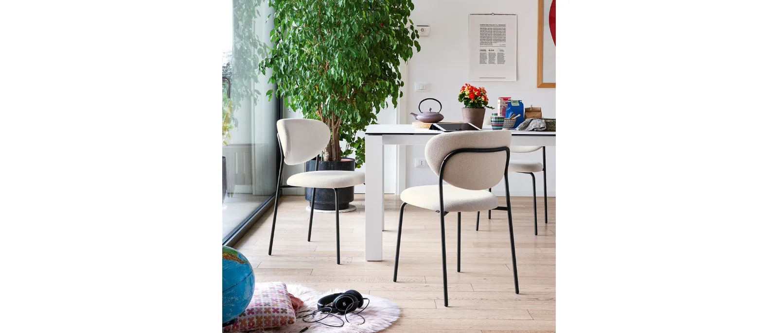 Cozy chair in padded fabric by Connubia.