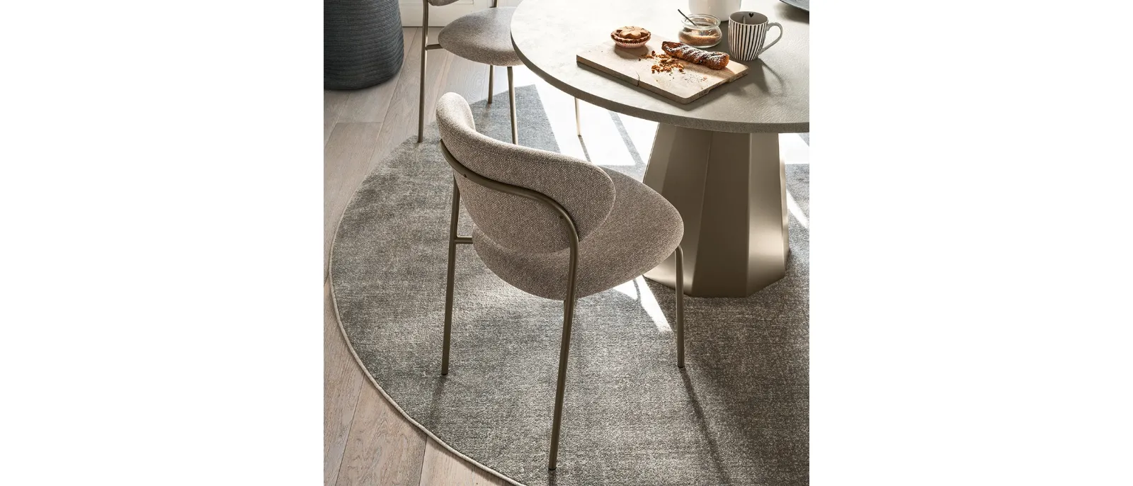 Cozy chair in padded fabric by Connubia.