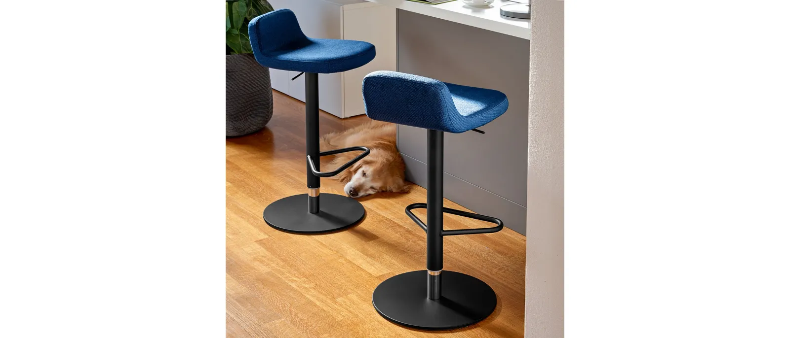 Adjustable height stool Riley by Connubia.