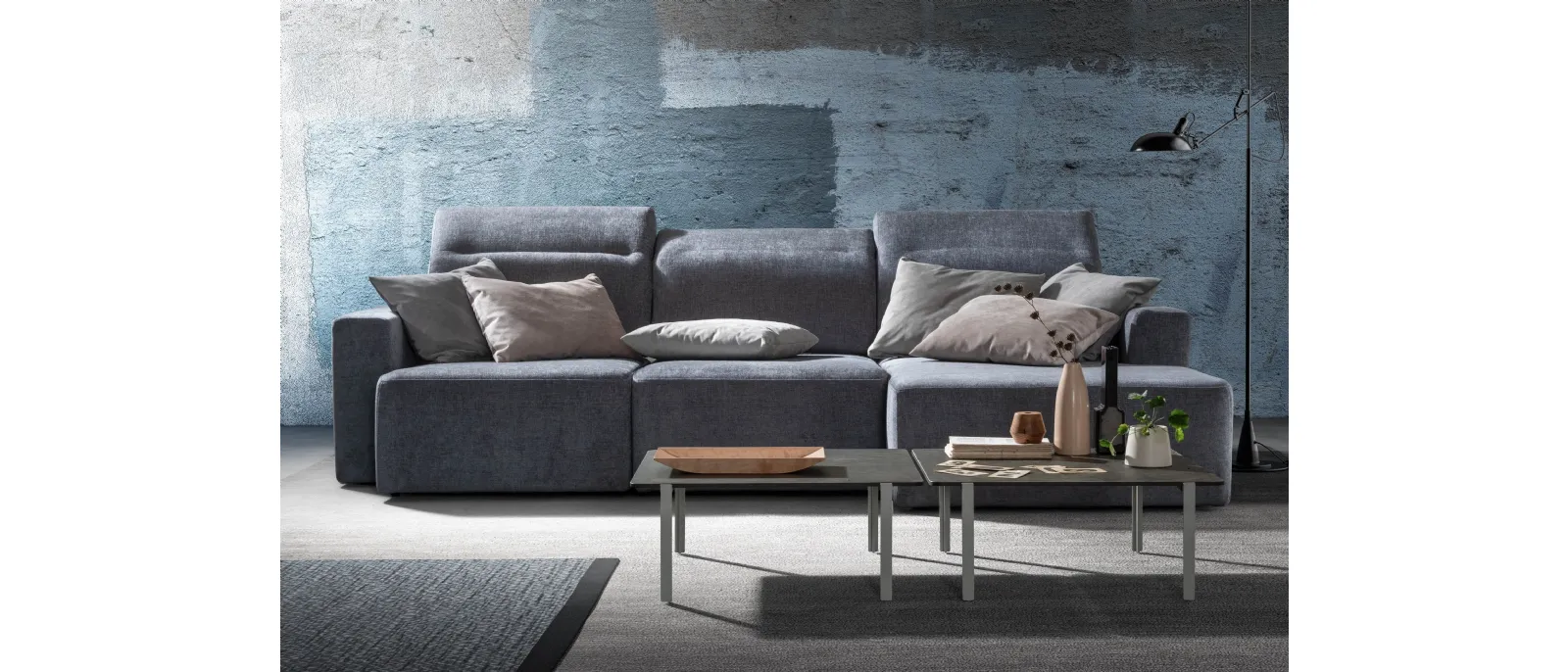 Linear fabric sofa with Glide extractable seats by Samoa.