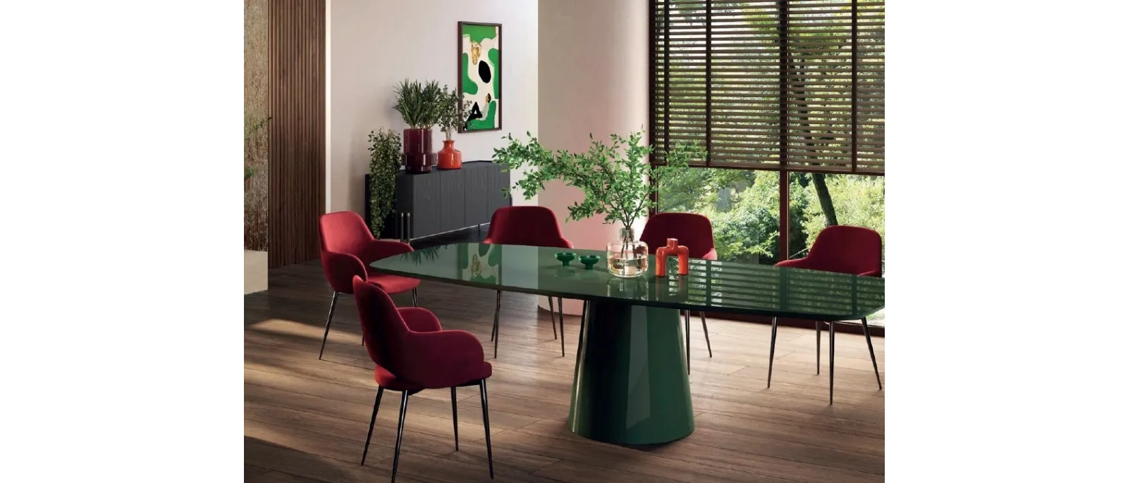 Round lacquered Griffe table by Di Lazzaro