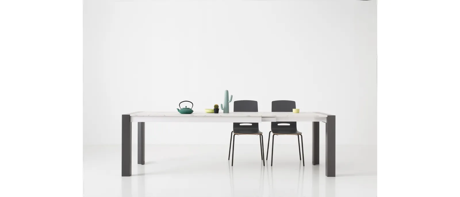 Extendable Milan table by Pointhouse