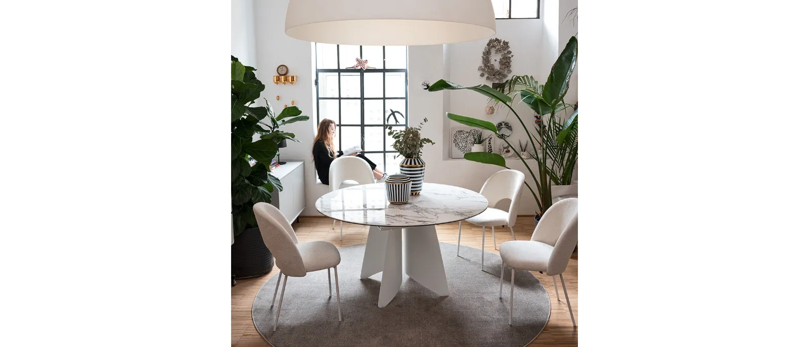 Round ceramic table Orion by Connubia.
