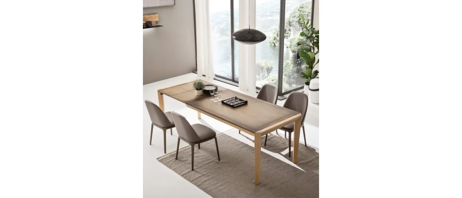 The tables Prisma in marone wood are characterized by a minimalist design and