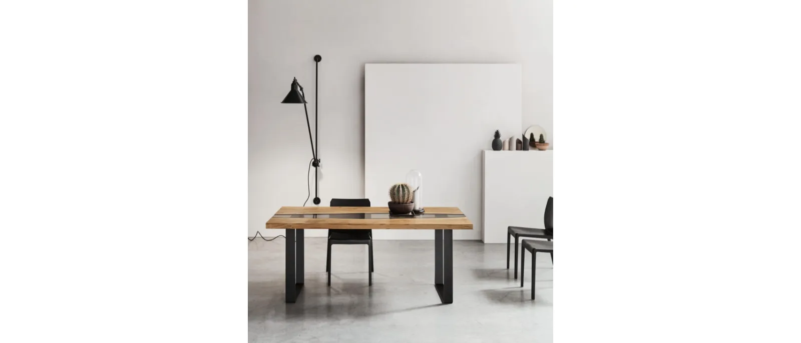 The wooden table of the Spring collection is made by hand with solid oak and resin inserts that can be chosen from