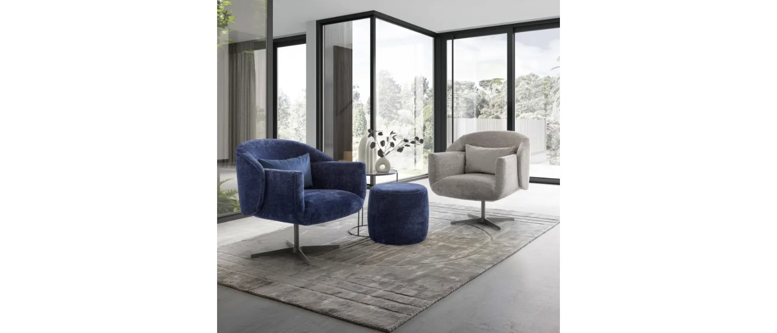 Le Comfort’s chair is upholstered in velvet and covered with a cover for the backrest which can